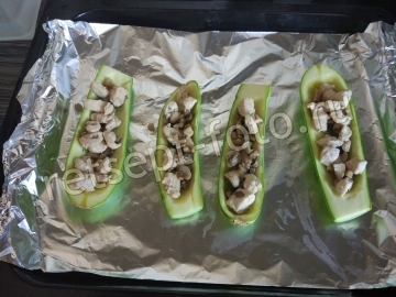 Лодочки из кабачков фаршированные курицей и грибами