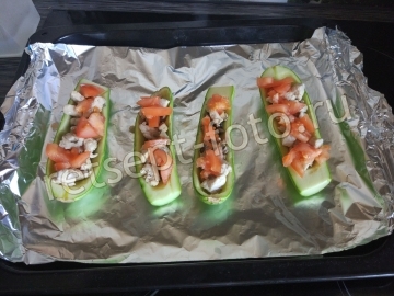 Лодочки из кабачков фаршированные курицей и грибами