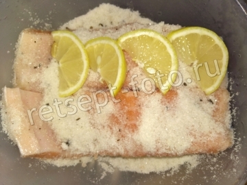 Лосось соленый с водкой и лимоном