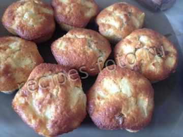 Маффины на кефире с яблоками и орехами в силиконовых формочках