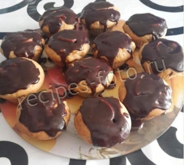 Маффины с яблоком, корицей и шоколадной глазурью