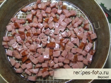 Макаронная запеканка с колбасой и сыром в духовке