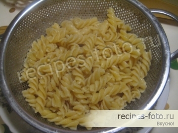 Макаронная запеканка с колбасой и сыром в духовке