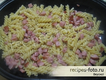 Макаронная запеканка с колбасой и сыром в духовке