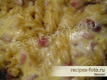Макаронная запеканка с колбасой и сыром в духовке