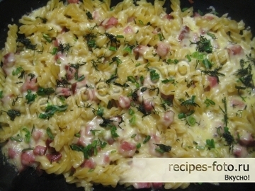Макаронная запеканка с колбасой и сыром в духовке