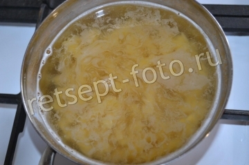Макаронная запеканка с копченой колбасой и сыром