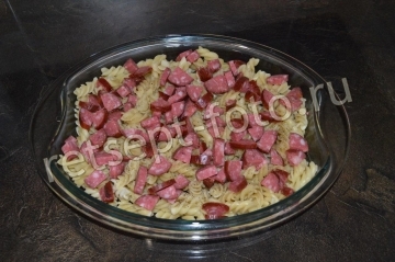 Макаронная запеканка с копченой колбасой и сыром