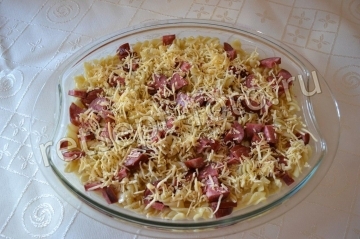 Макаронная запеканка с копченой колбасой и сыром