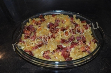 Макаронная запеканка с копченой колбасой и сыром