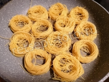 Макаронные гнезда с мясными шариками в томатном соусе