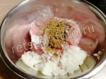 Макаронные гнезда с мясными шариками в томатном соусе