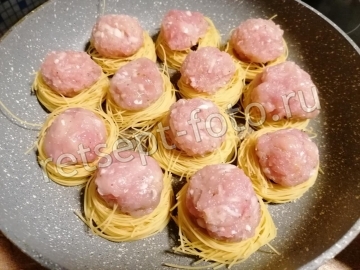 Макаронные гнезда с мясными шариками в томатном соусе