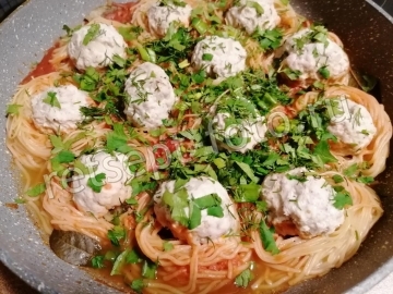 Макаронные гнезда с мясными шариками в томатном соусе