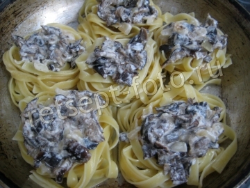 Макароны гнезда с грибами и сыром