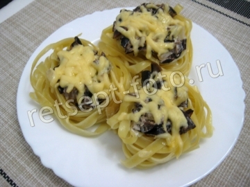 Макароны гнезда с грибами и сыром