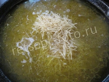 Макароны с яйцом и сыром на сковороде