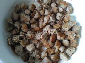 Макароны с соевым мясом и томатным соусом