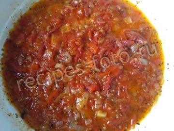 Макароны с соевым мясом и томатным соусом