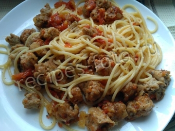 Макароны с соевым мясом и томатным соусом