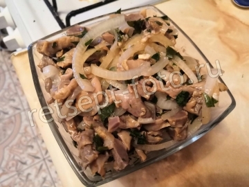Маринованные куриные желудки с луком