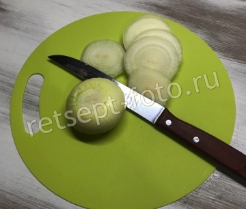 Маринованные рядовки с луком и корицей