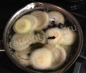 Маринованные рядовки с луком и корицей