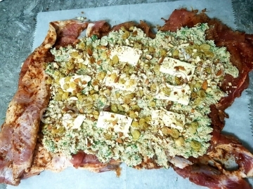Мясной рулет с начинкой