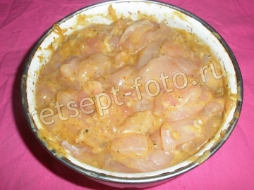 Мясной рулет в куриной шкурке с айвой и морковью