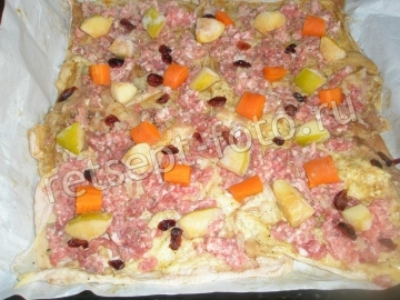 Мясной рулет в куриной шкурке с айвой и морковью