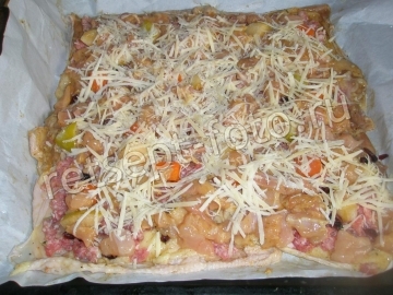 Мясной рулет в куриной шкурке с айвой и морковью