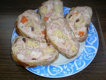 Мясной рулет в куриной шкурке с айвой и морковью