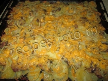 Мясо по-французски с картошкой и сыром без грибов