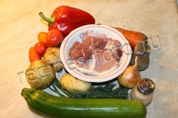 Мясо с кабачками и картошкой в горшочках