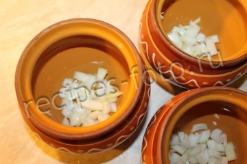 Мясо с кабачками и картошкой в горшочках