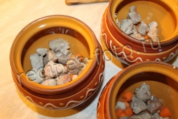 Мясо с кабачками и картошкой в горшочках