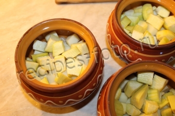 Мясо с кабачками и картошкой в горшочках