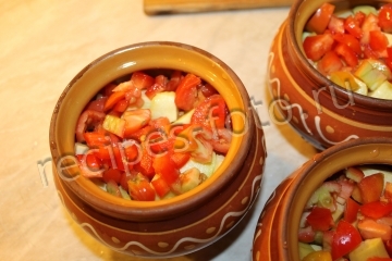 Мясо с кабачками и картошкой в горшочках