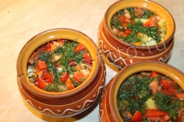 Мясо с кабачками и картошкой в горшочках