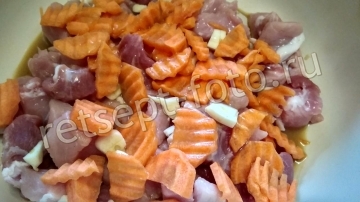 Мясо со свекольным соусом
