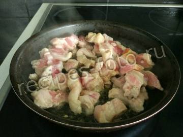 Мясо тушеное с помидорами и луком