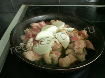 Мясо тушеное с помидорами и луком
