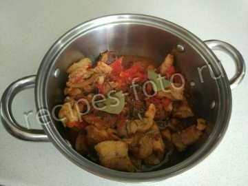 Мясо тушеное с помидорами и луком