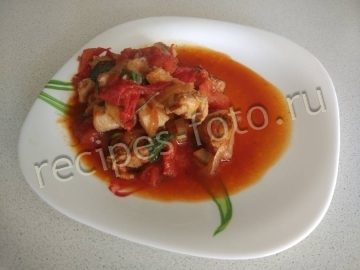 Мясо тушеное с помидорами и луком