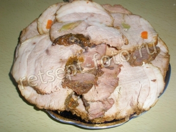 Мясо запеченное с черносливом и чесноком