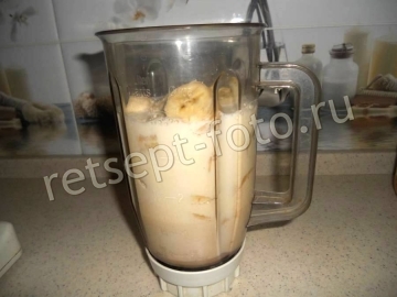 Молочный коктейль с бананом и клубникой