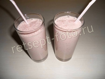 Молочный коктейль с бананом и клубникой