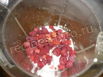 Молочный коктейль с бананом, малиной и мороженным