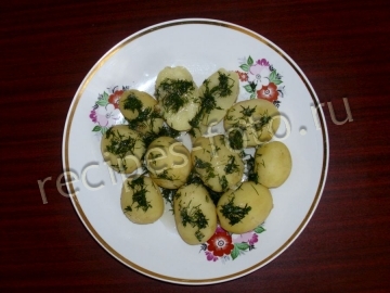 Молодой картофель с укропом и чесноком