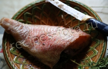 Морской окунь на сковороде тушеный с овощами